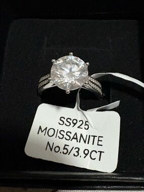 925 Sterling Silver 3.9 CT Moissanite Ring Size 5